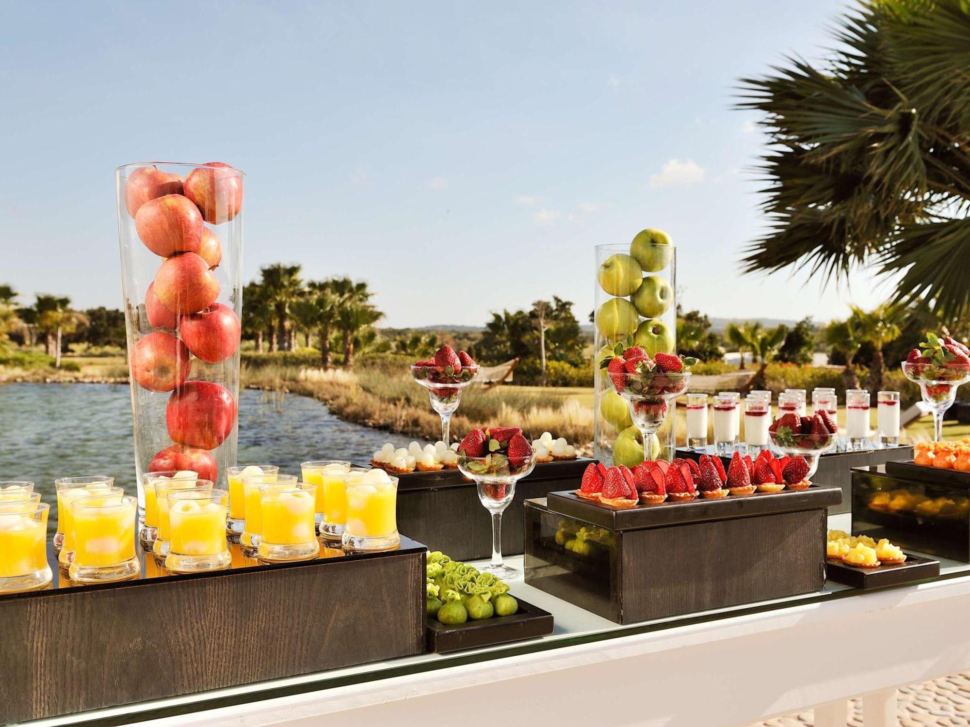 索维拉莫加多尔索菲特高尔夫酒店及水疗中心 外观 照片 A buffet at a resort